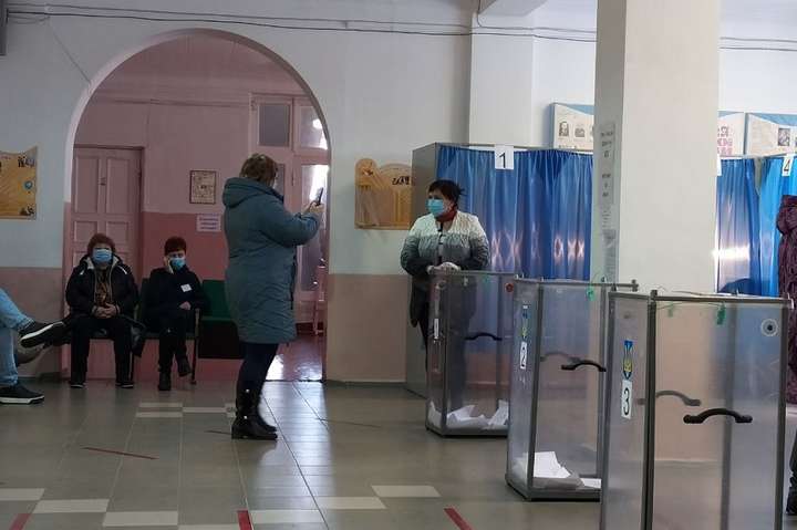 У Слов’янську виборці фотографуються біля скриньок для участі у розіграші смартфона