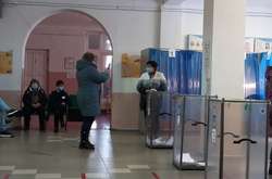 У Слов’янську виборці фотографуються біля скриньок для участі у розіграші смартфона