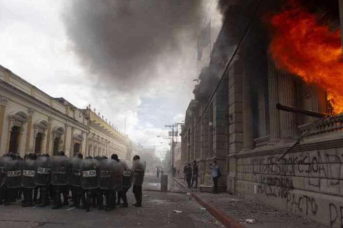 У Гватемалі протестувальники підпалили парламент