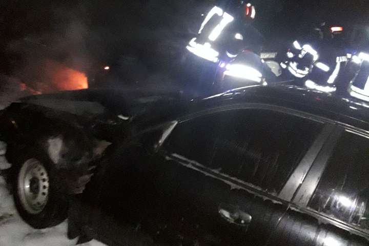 Вночі в Києві у двох пожежах згоріли чотири автівки (фото)