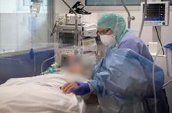 У столичних лікарнях у важкому стані перебувають 827 пацієнтів із коронавірусом