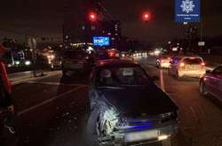 В столице пьяный водитель разбил пять автомобилей и провез женщину на капоте (фото)
