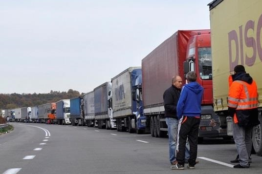 На кордоні з Росією утворилася черга із 300 вантажівок