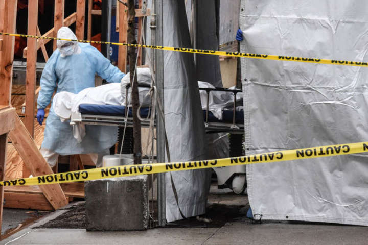 В США умершими во время весенней вспышки коронавируса забиты мобильные морги