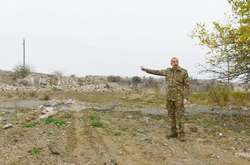 Алієв за кермом броньовика проїхався по Карабаху
