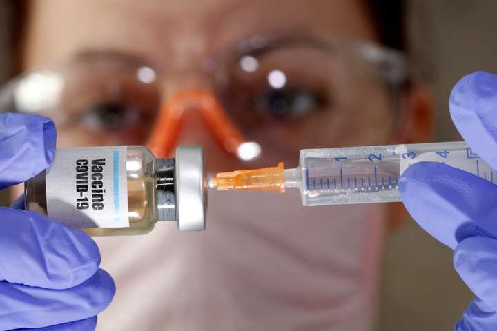 Британія розраховує у грудні почати вакцинацію населення від коронавірусу