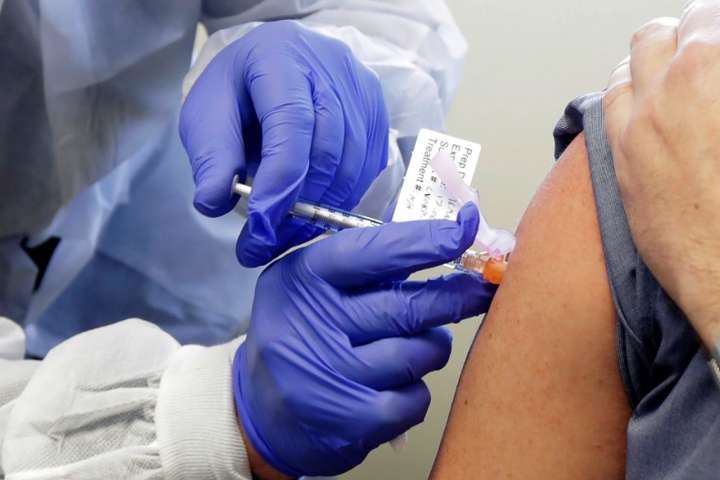 Пандемія коронавірусу: комісія при РНБО оцінила терміни вакцинації всіх українців