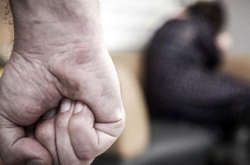 Чоловік бив стару жінку руками й ногами