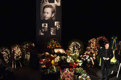 Романа Виктюка похоронили в семейном склепе на Лычаковском кладбище во Львове (фото)