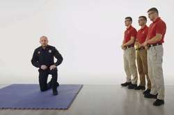 «Довольно неприятно». Руководитель патрульной полиции испытал на себе электрошокер Taser (видео)