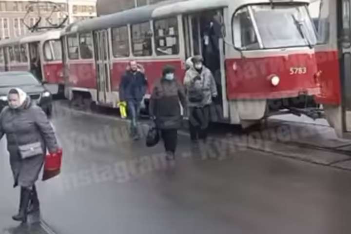 У Києві ДТП між автівками паралізувало рух трамваїв (відео)