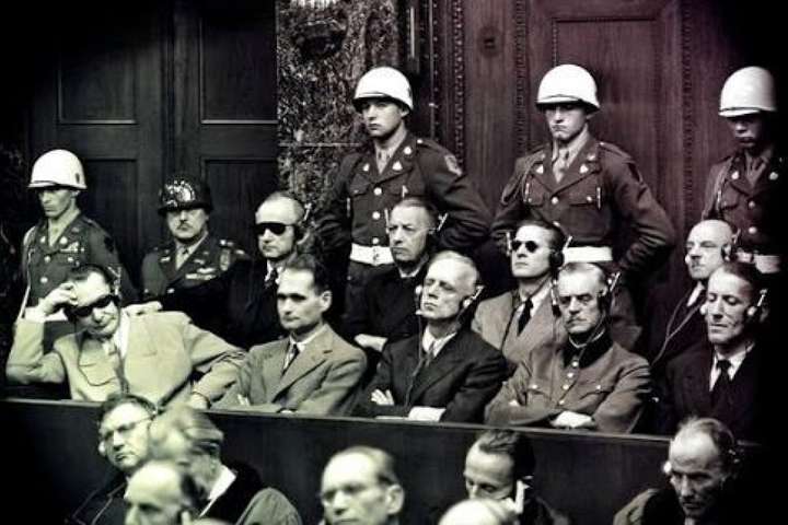 Обеденный стол обвиняемых на нюрнбергском процессе германия 1945 год