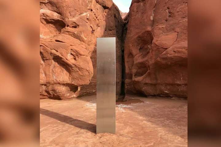 Позаземний об'єкт? У США в пустелі випадково знайшли загадковий металевий моноліт 