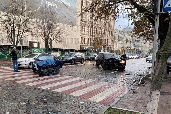 У центрі Києва зіткнулися лоб в лоб дві автівки: відео моменту ДТП