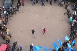  Организаторы митинга под посольством США устроили театральное действо Фото: скриншот видео 