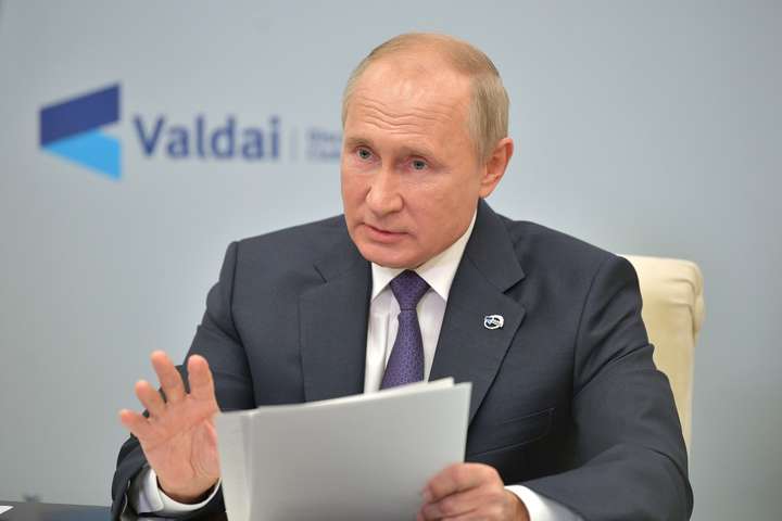 У Кремлі вважають, що Путіну не можна робити щеплення російською вакциною
