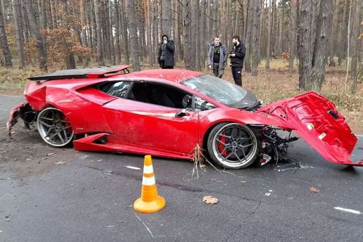 Посреди леса на Киевщине разбился спорткар Lamborghini (фото)