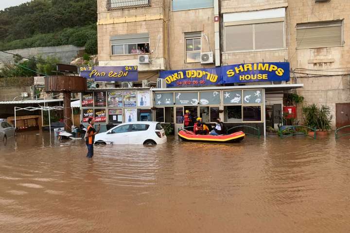 Потужні зливи в Ізраїлі призвели до повеней