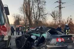 Через зіткнення автомобіль Volkswagen деформувався і людей з машини діставали рятувальники