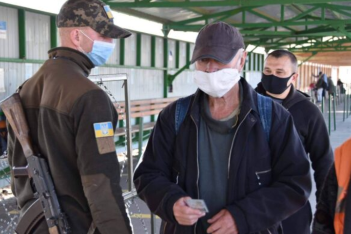 Українцям на кордоні з окупованими територіями робитимуть безкоштовні Covid-тести