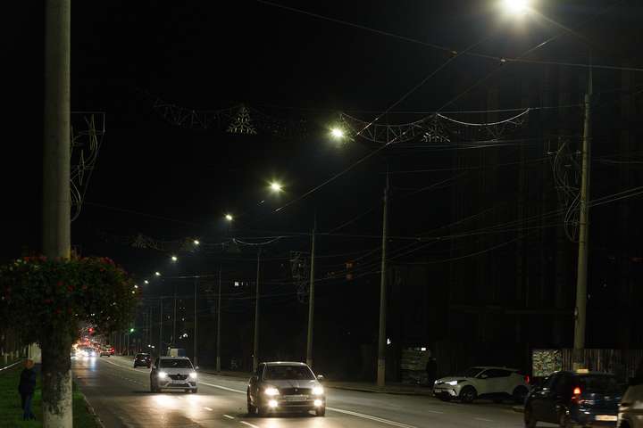 У Вінниці по вулиці Пирогова проводять заміну світильників