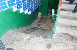 На Троєщині в під’їзді будинку сталася різанина (фото)