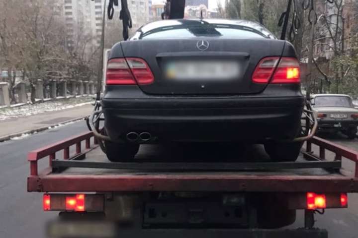Тікаючи від поліції, п’яний водій Mercedes влаштував ДТП (відео)