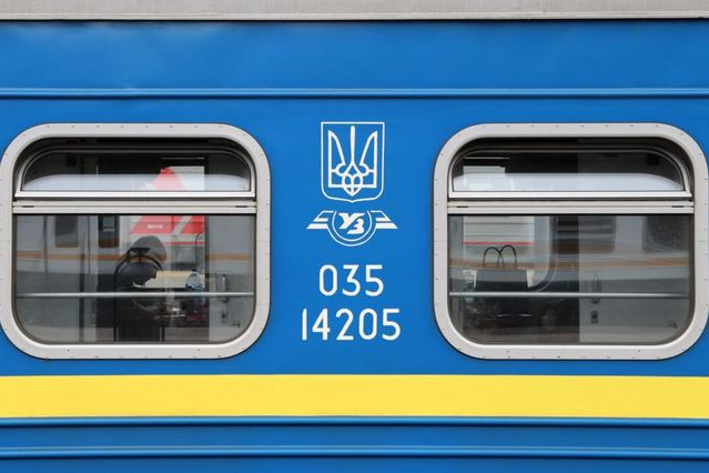 «Укрзалізниця» відновлює рух низки поїздів на зимові свята