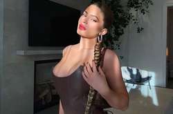  23-летняя инстадива Кайли Дженнер позагорала у дома 
  