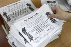  Підозрювана була так званим секретарем дільничної комісії 