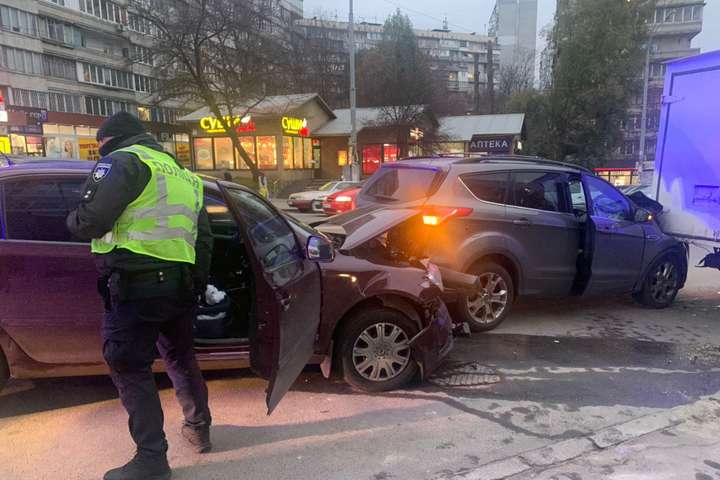 Три потрощені автівки і травмовані люди: у Києві сталась серйозна ДТП (фото, відео)