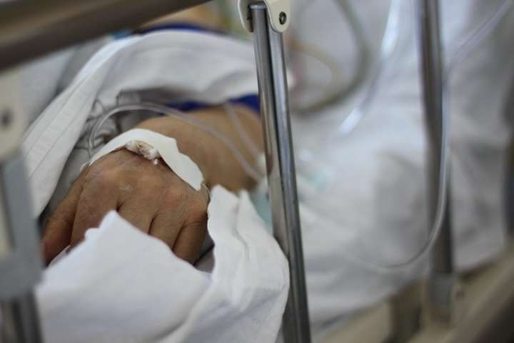 Черкащина: тяжкохворий не дочекавшись тесту на ковід, потрапив з черги прямо на лікарняне ліжко