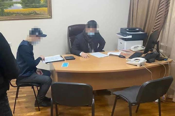 Заступника начальника Київської митниці викрито у підробці лікарняних 