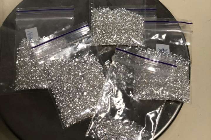 У двох пасажирів у «Борисполі» митники виявили діаманти у спідній білизні (фото)