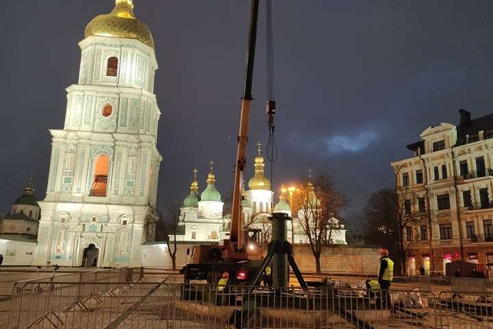 На Софійській площі в Києві почався монтаж новорічної ялинки (фото)