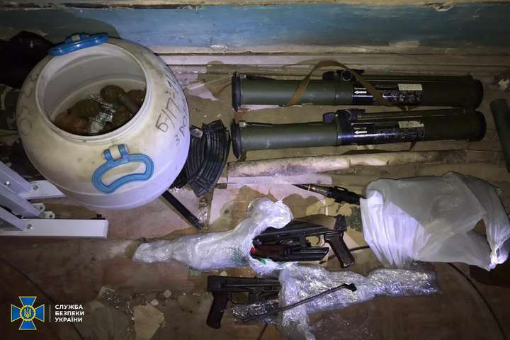 Автомати, гранати та вибухівка: СБУ випадково знайшла склад зброї в Аграрній академії