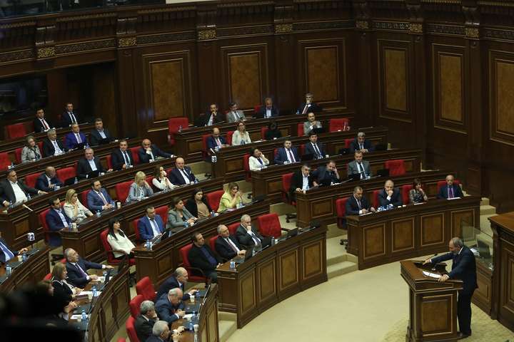 Парламент Вірменії відмовився скасовувати воєнний стан в країні
