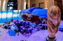 Багатотисячні черги, сльози, сутички з поліцією. Буенос-Айрес прощається з Марадоною (відео)