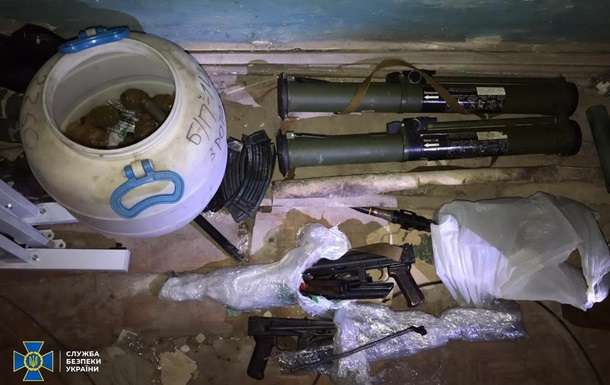 В центре Киева обнаружили солидный арсенал оружия и взрывчатки (фото)