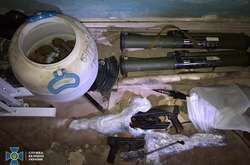 В центре Киева обнаружили солидный арсенал оружия и взрывчатки (фото)