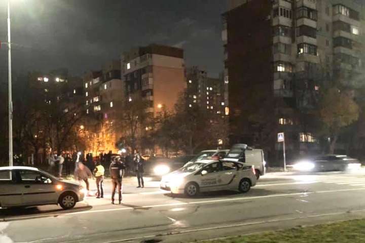 У Києві на «зебрі» поблизу школи автомобіль збив людину (фото)