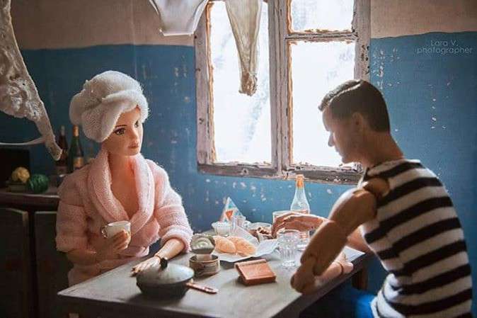 Как бы выглядели Барби и Кен, если б жили в советской коммуналке (фото)