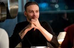 Достоинство прикрыл халатом. Обнаженный Макс Барских восхитил поклонниц (фото)