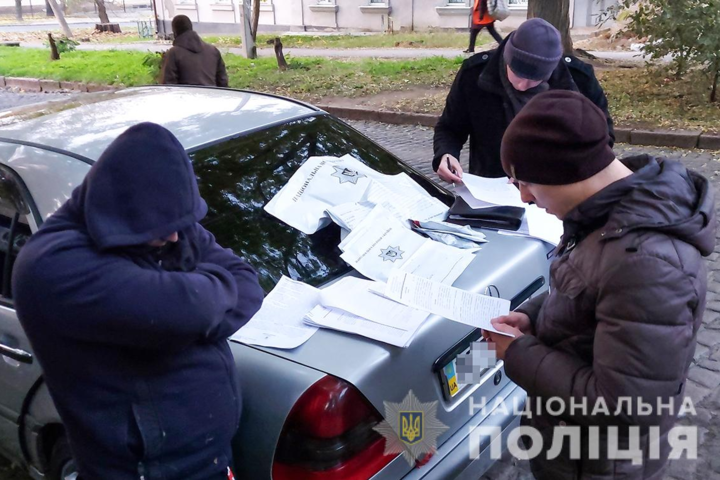 За озброєні напади та викрадення людей: у Миколаєві затримали банду таксистів