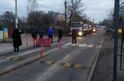 Будівництво скандального мосту знову блокується: столична влада звернулась до поліції (фото)