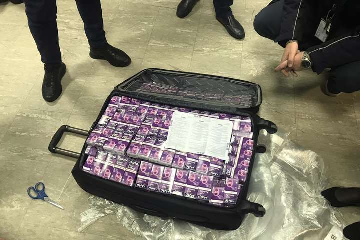 У «Борисполі» правоохоронці виявили валізу, набиту наркотичними препаратами (фото)