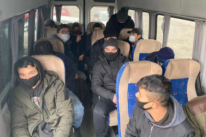 На двох ринках Києва правоохоронці виявили 15 іноземців-нелегалів
