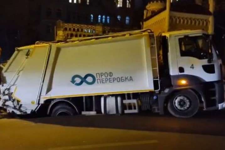 У Києві сміттєвоз провалився під асфальт (відео)