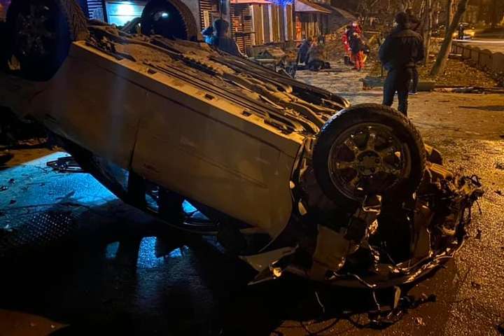 На Хмельниччині автівка знесла терасу кафе: смертельна ДТП потрапила на відео 