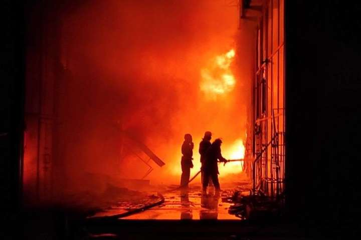 На ринку Барабашово у Харкові сталася масштабна пожежа (відео)